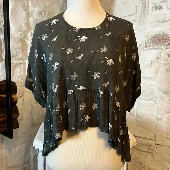 Grade&Gather | Cropped Floral Babydoll Peplum Blouse - Picture 3 of 9